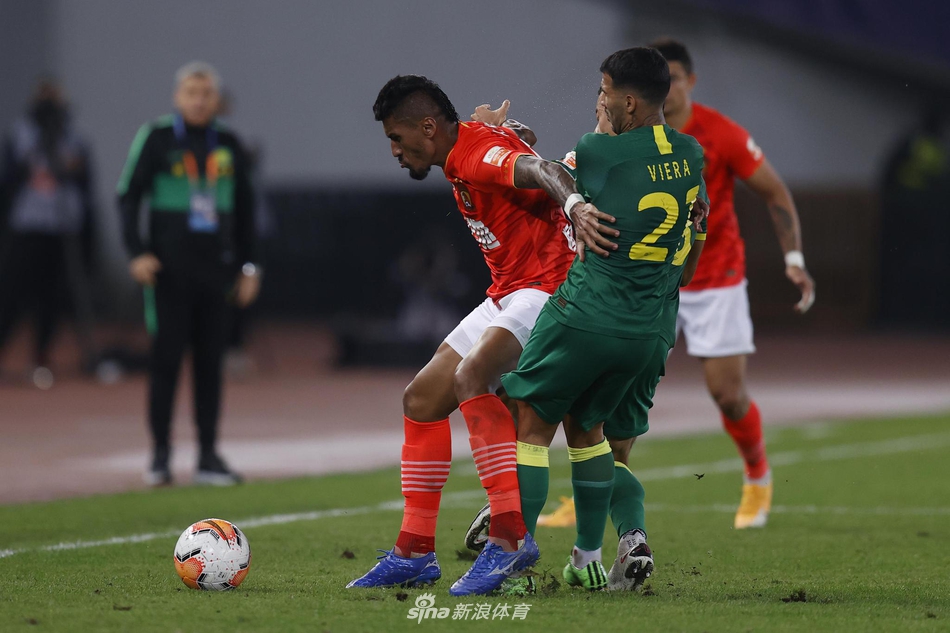 比埃拉盯防保利尼奥