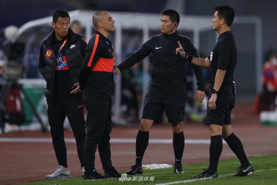 主裁高亨进与卡帅交流