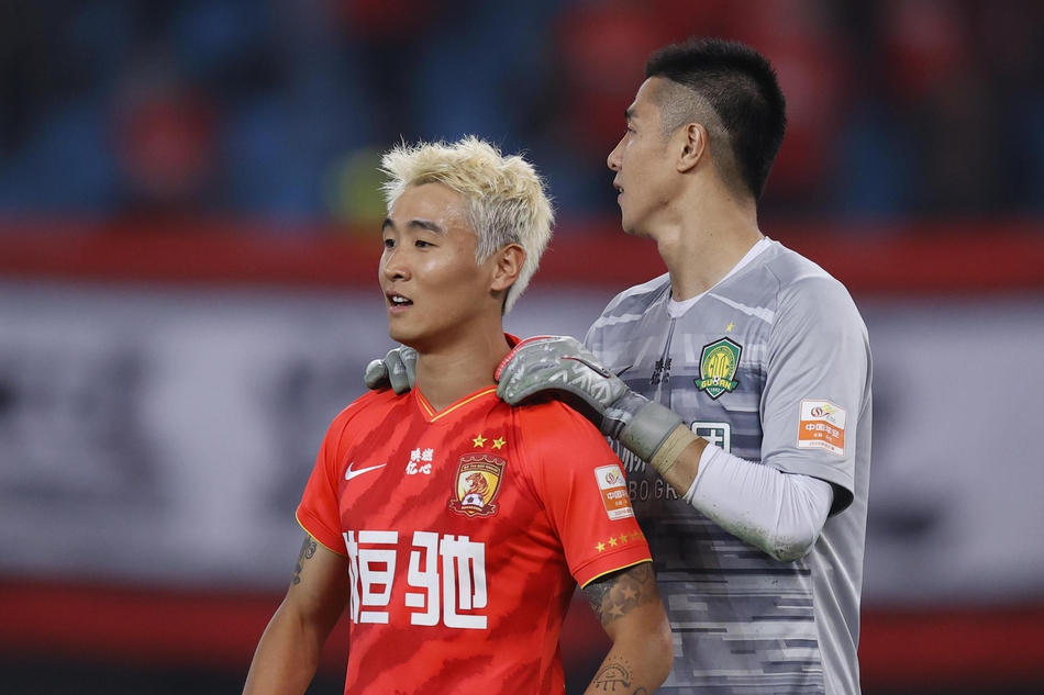 侯森给韦世豪揉肩