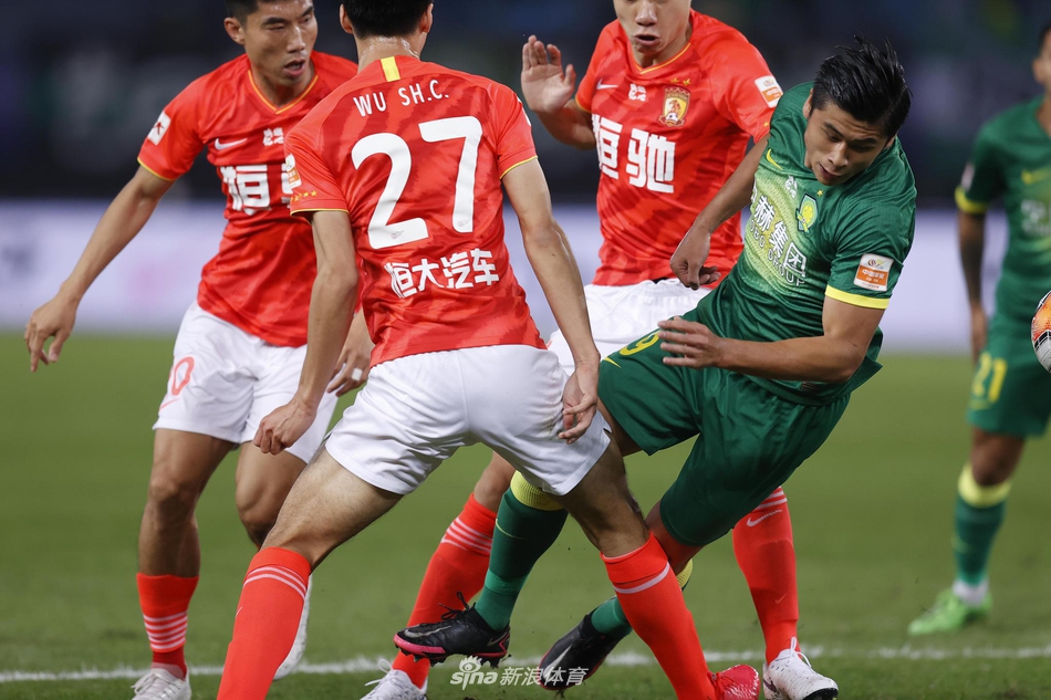 张玉宁禁区摔倒