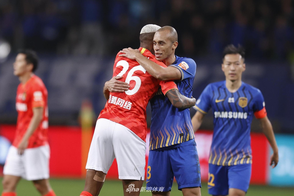 塔利斯卡拥抱米兰达