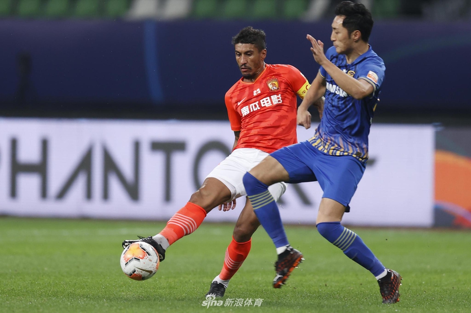 保利尼奥出球瞬间