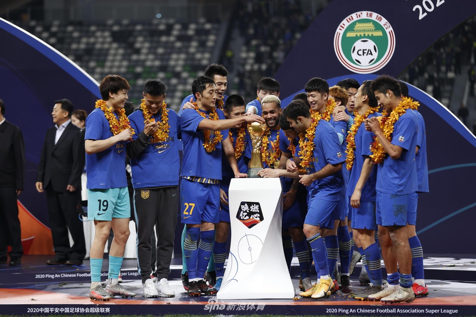 新王加冕!新浪直击苏宁众将高举火神杯