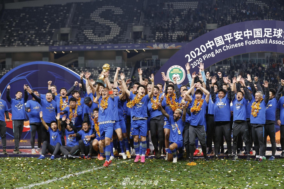 新王加冕!新浪直击苏宁众将高举火神杯