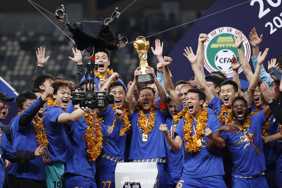 新王加冕!新浪直击苏宁众将高举火神杯