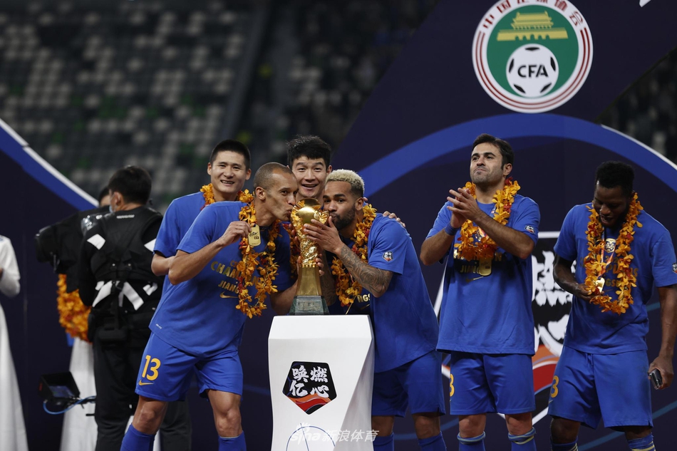 新王加冕!新浪直击苏宁众将高举火神杯