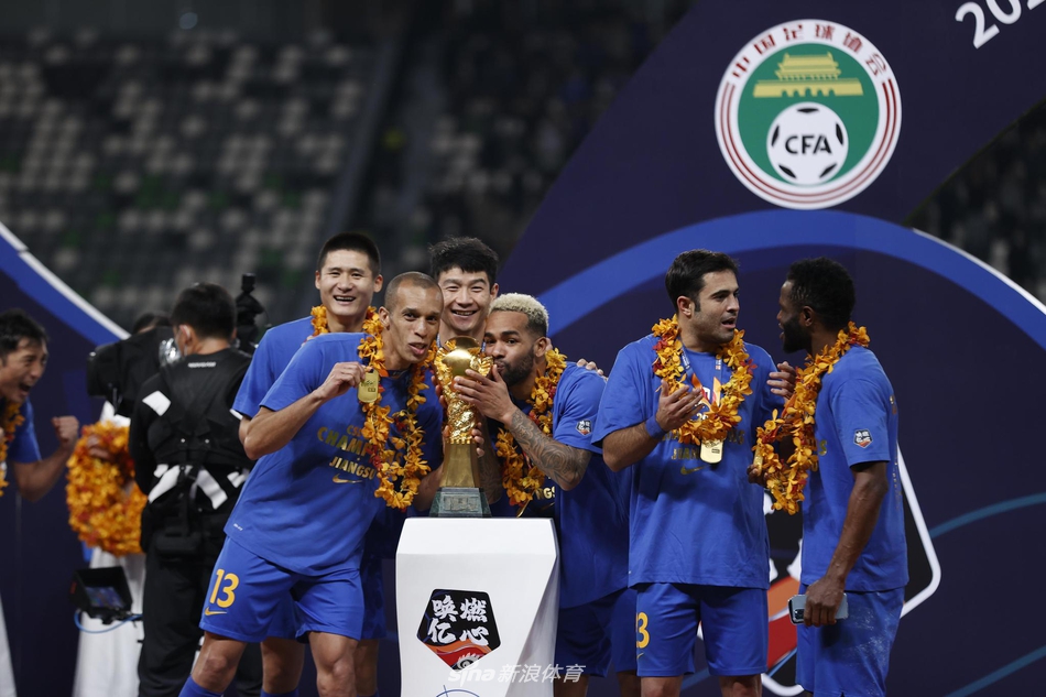 新王加冕!新浪直击苏宁众将高举火神杯