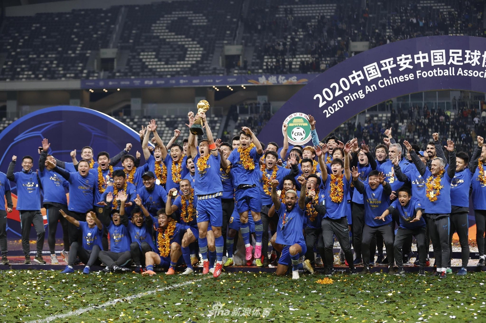 新王加冕!新浪直击苏宁众将高举火神杯