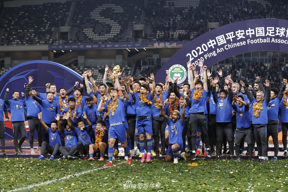 新王加冕!新浪直击苏宁众将高举火神杯