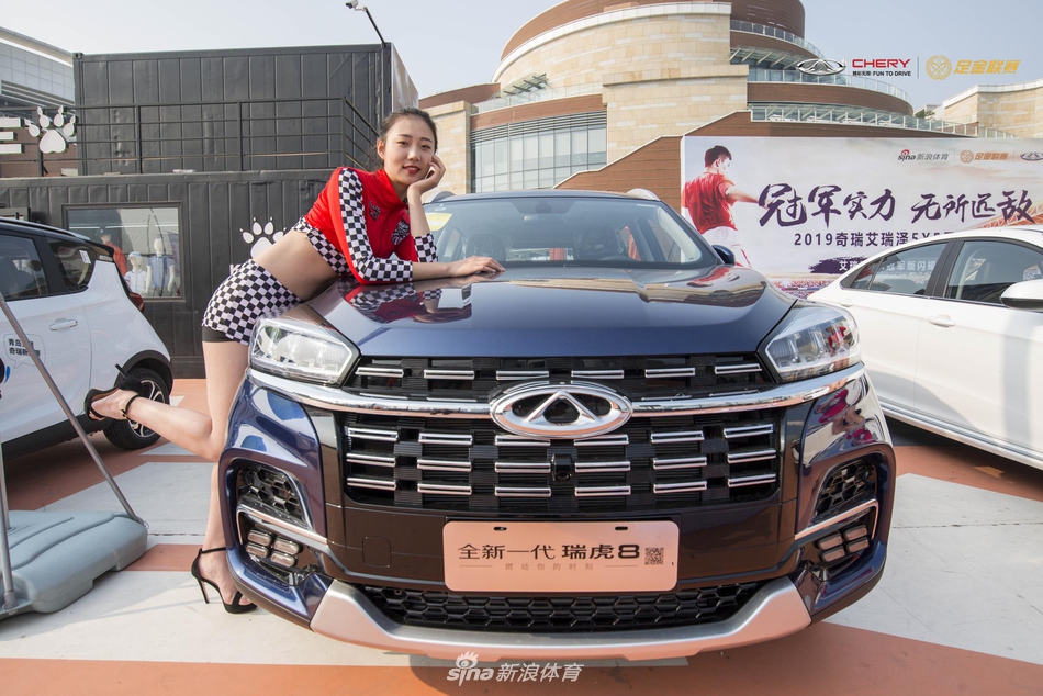 美艳车模+足球宝贝合影艾瑞泽