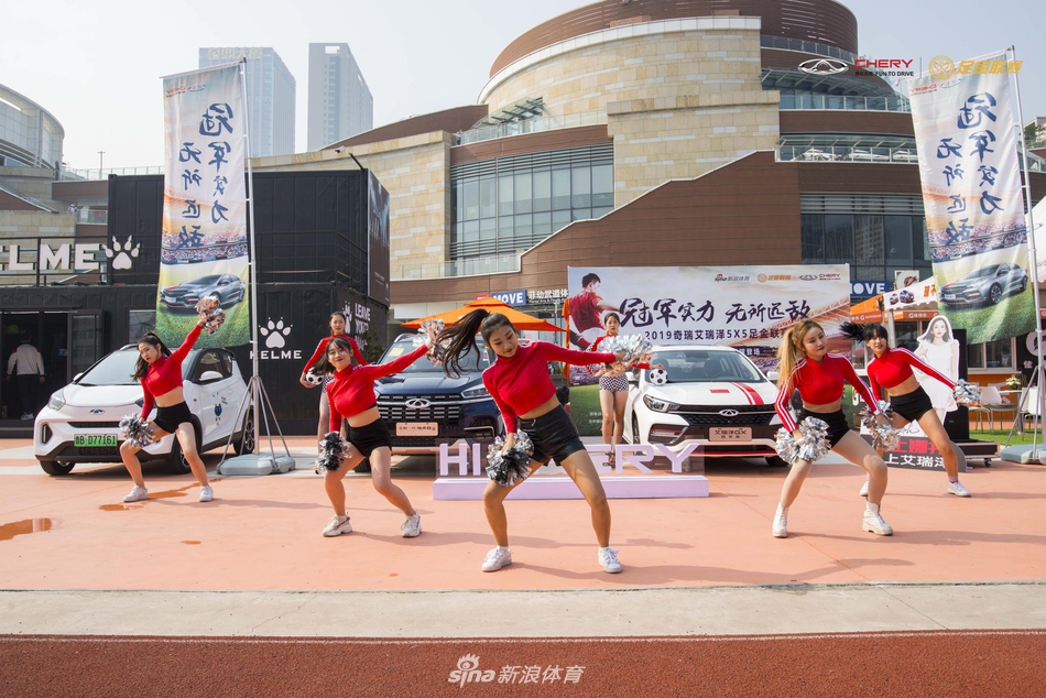 美艳车模+足球宝贝合影艾瑞泽