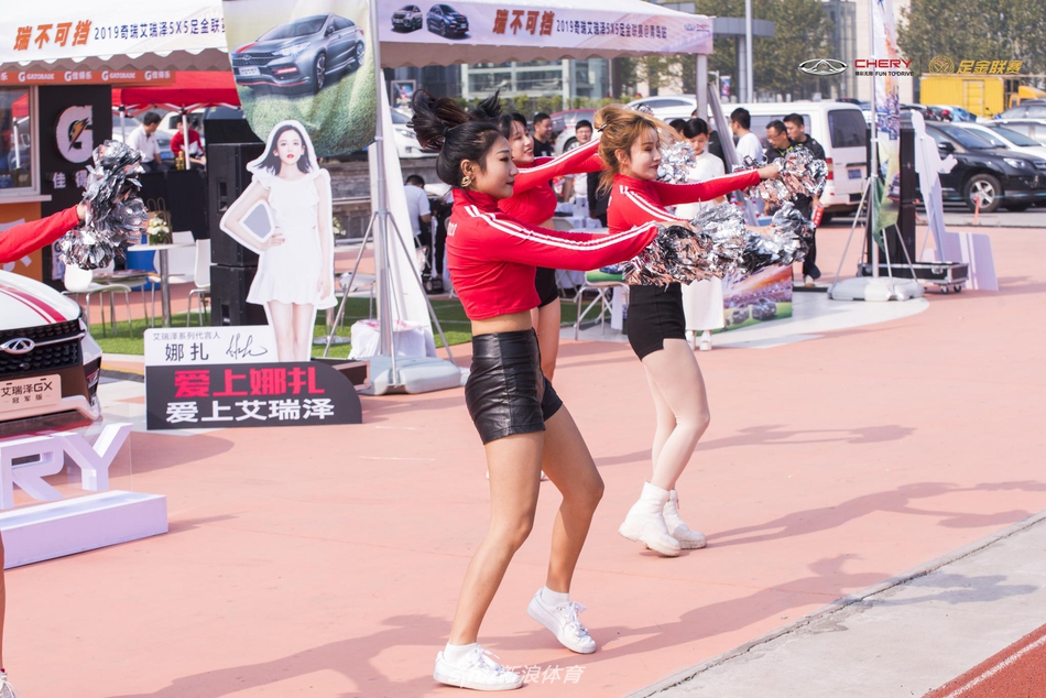 美艳车模+足球宝贝合影艾瑞泽