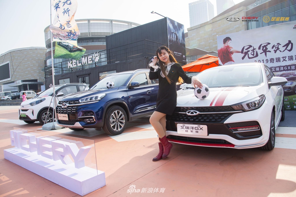 美女网红亲身参与足金绕杆游戏