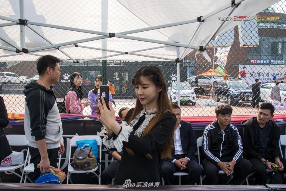 美女网红亲身参与足金绕杆游戏