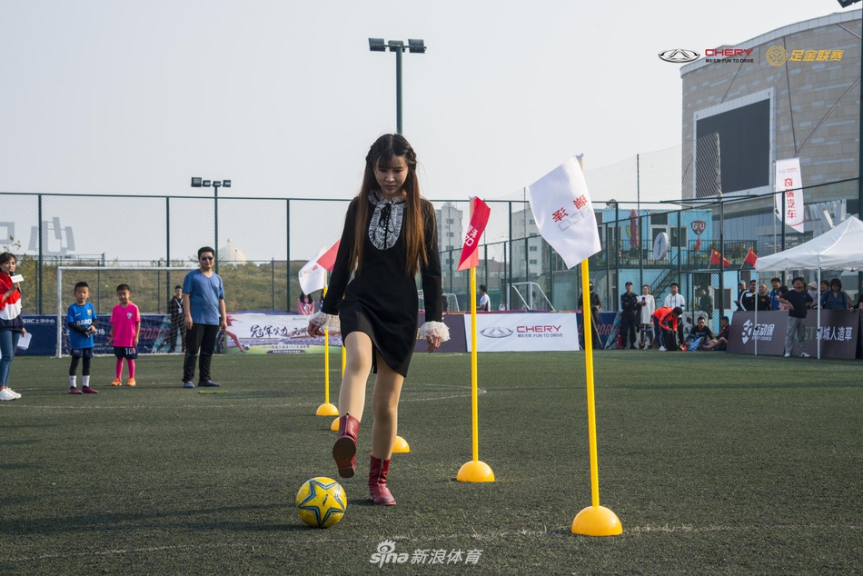 美女网红亲身参与足金绕杆游戏