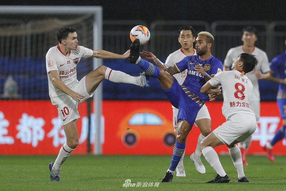 多人围抢特谢拉