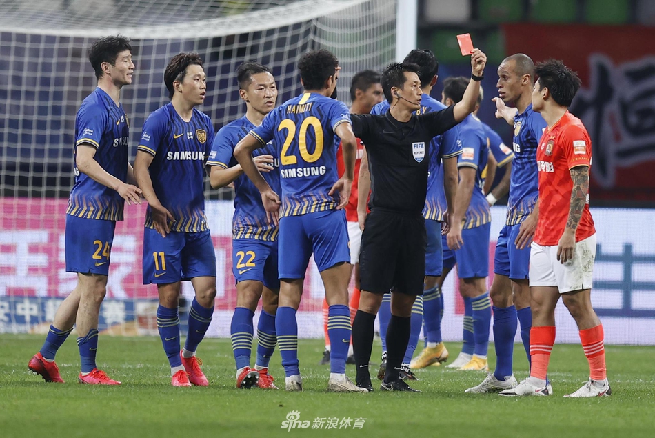 何超染红被罚下