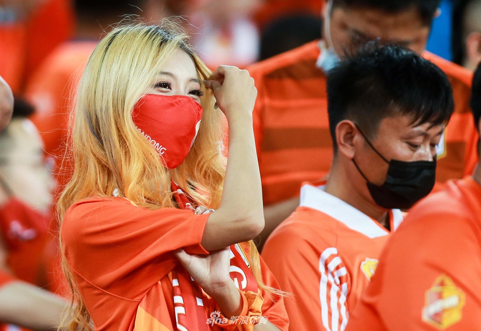 山东美女球迷现场助阵鲁能