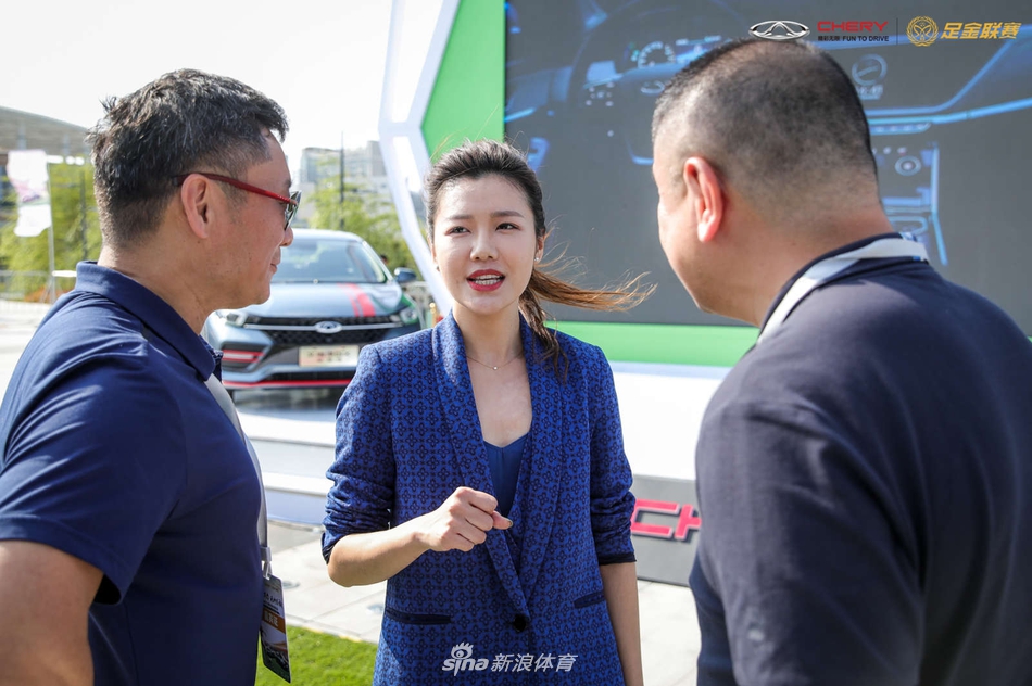 高雅御姐范儿!刘语熙惊艳亮相足金