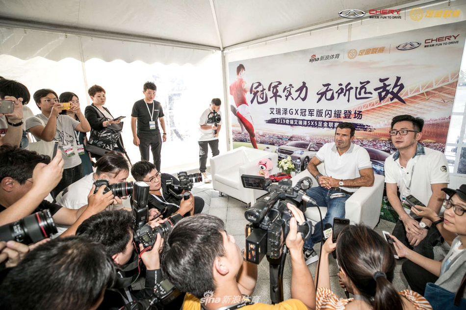 世界足球先生菲戈助阵足金联赛