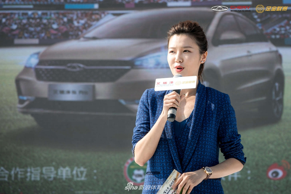 高雅御姐范儿!刘语熙惊艳亮相足金