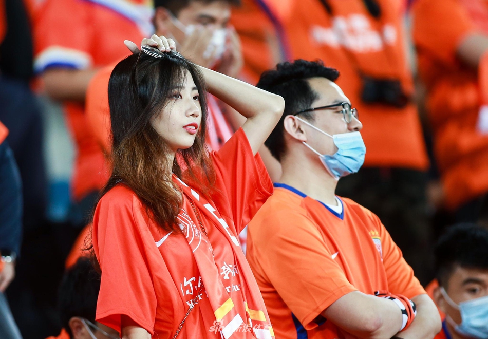 山东美女球迷现场助阵鲁能