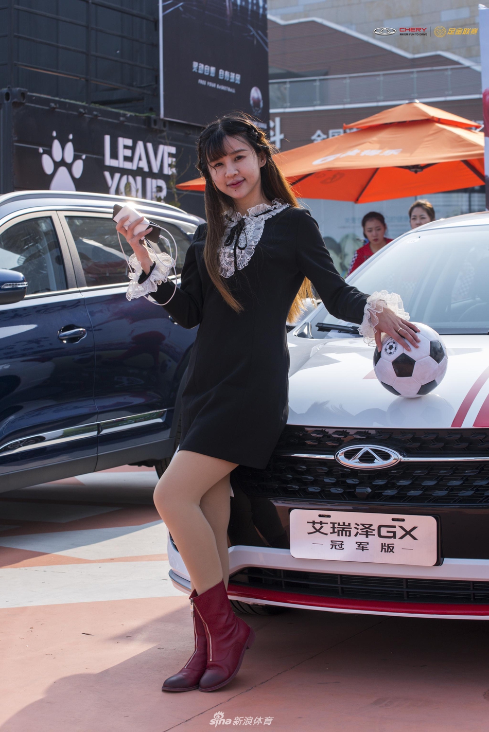 美女网红亲身参与足金绕杆游戏