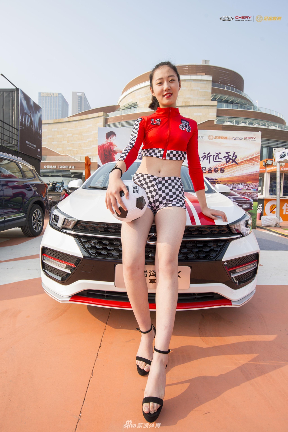 美艳车模+足球宝贝合影艾瑞泽