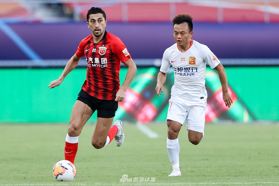 艾哈迈多夫出球