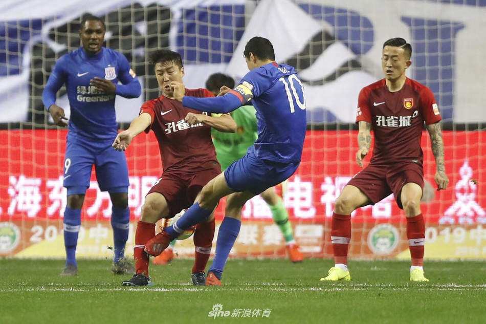 莫雷诺攻门瞬间