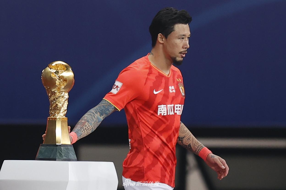 张琳M赛前摸奖杯