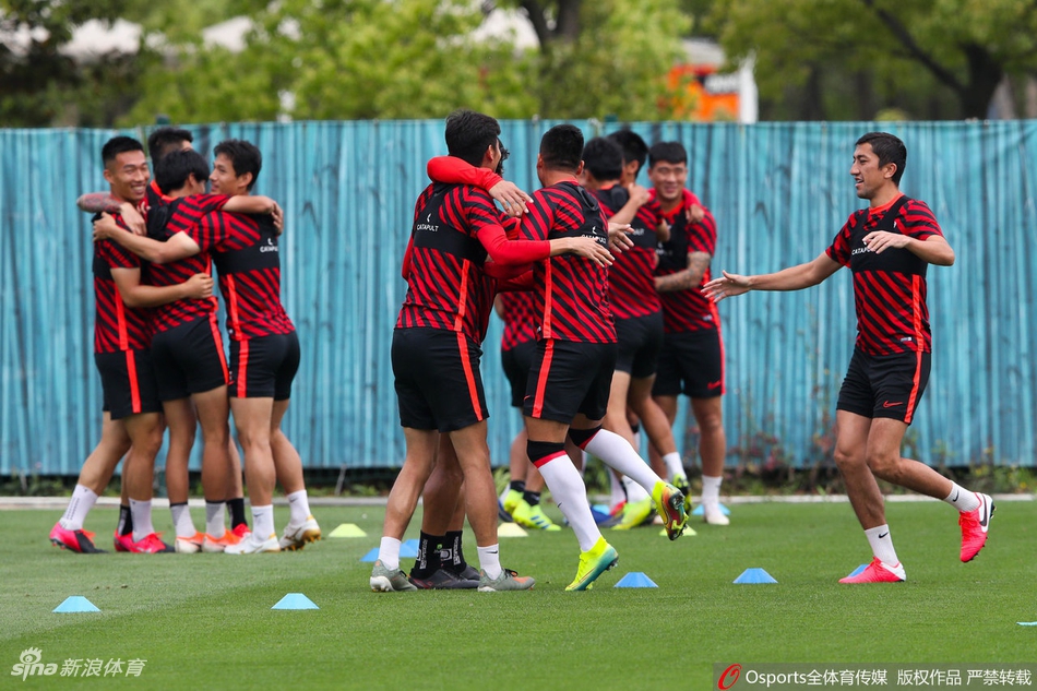 上港公开训练课众将欢乐备战