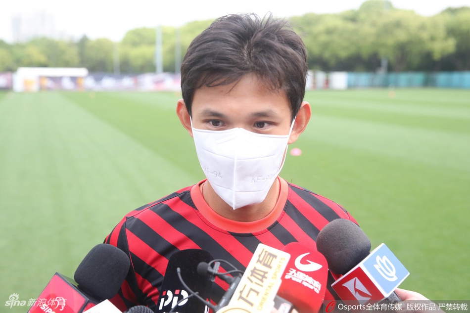 上港公开训练课众将欢乐备战