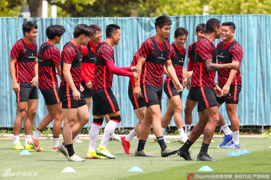 上港公开训练课众将欢乐备战