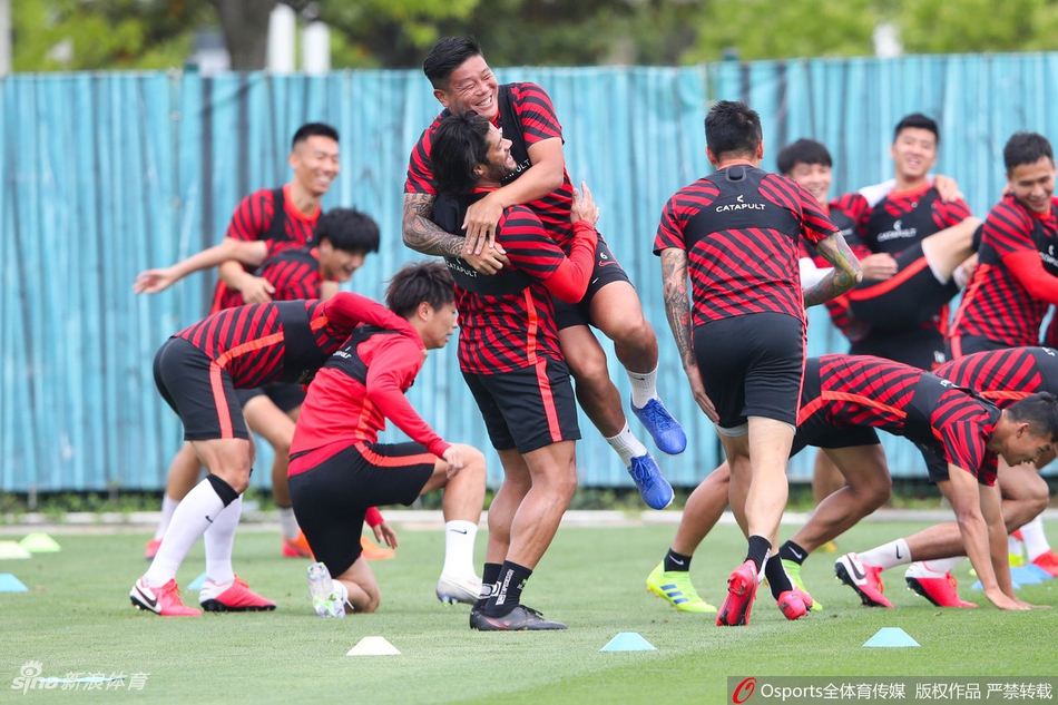 上港公开训练课众将欢乐备战