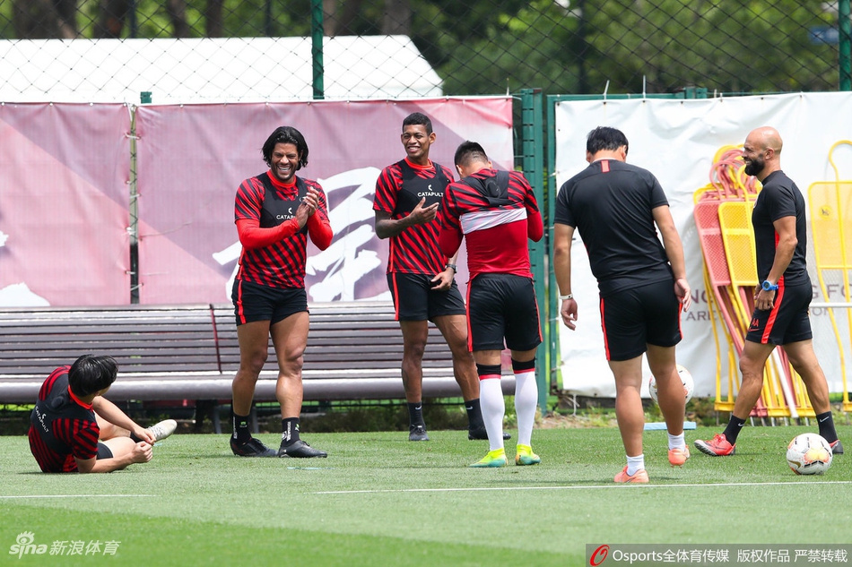 上港公开训练课众将欢乐备战