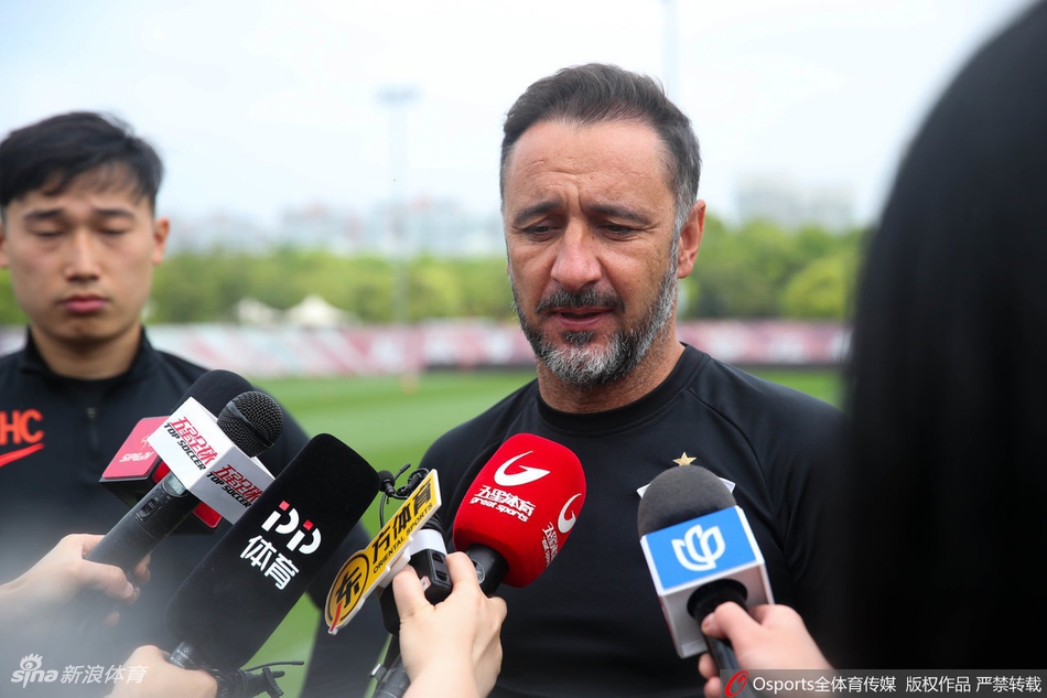 上港公开训练课众将欢乐备战