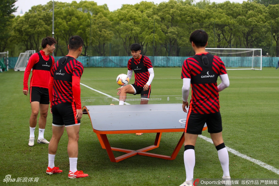 上港公开训练课众将欢乐备战