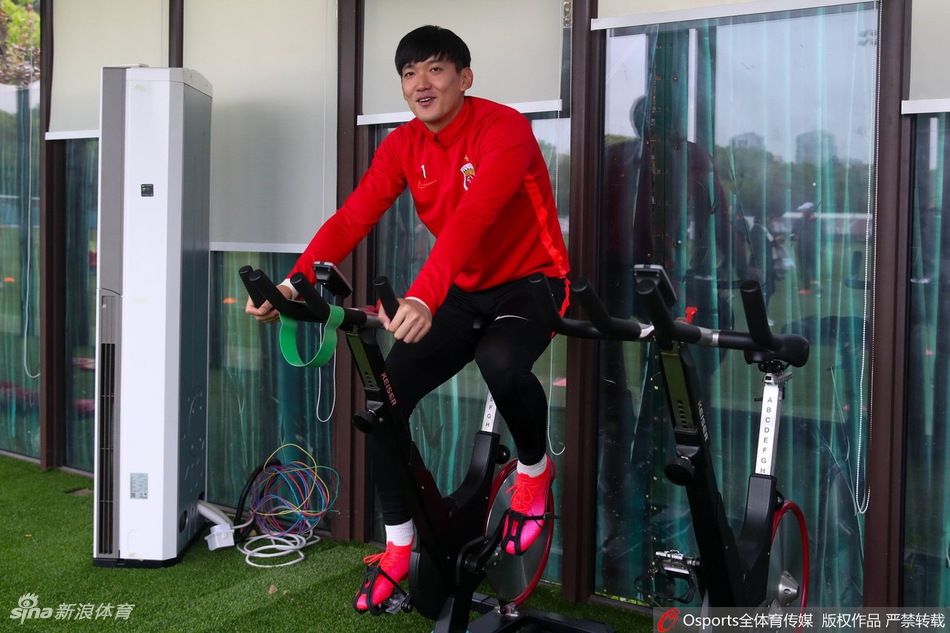 上港公开训练课众将欢乐备战