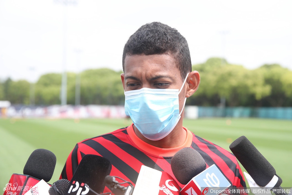 上港公开训练课众将欢乐备战