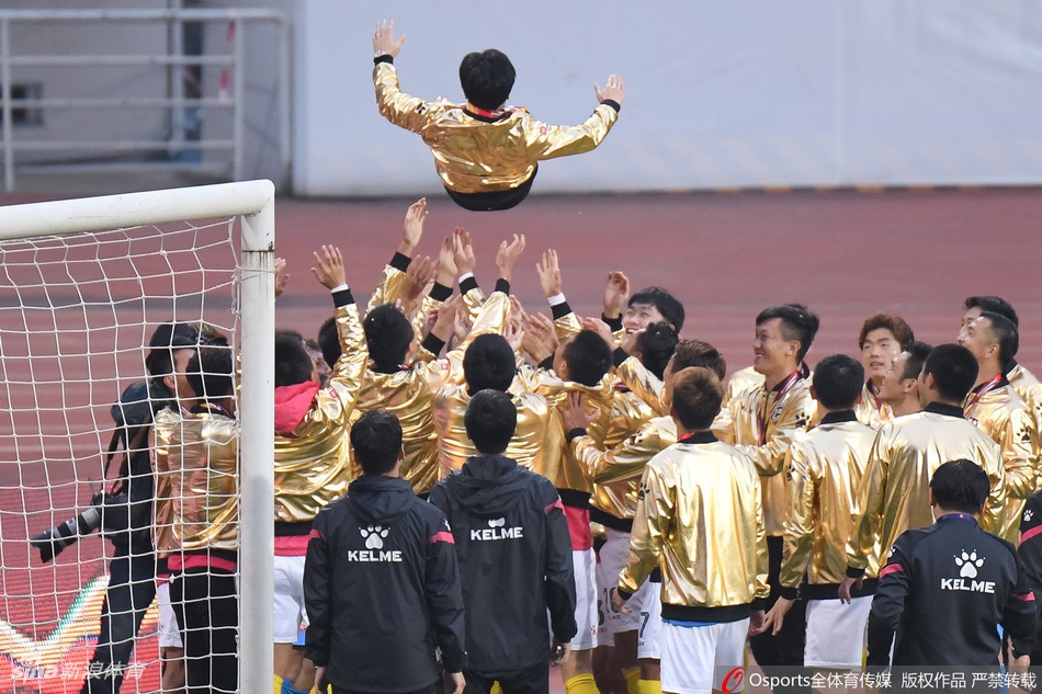 冲超+夺冠!亚泰众将捧杯庆祝