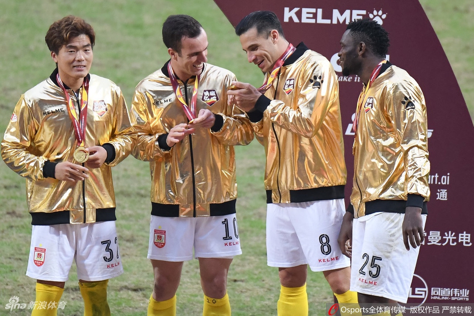 冲超+夺冠!亚泰众将捧杯庆祝