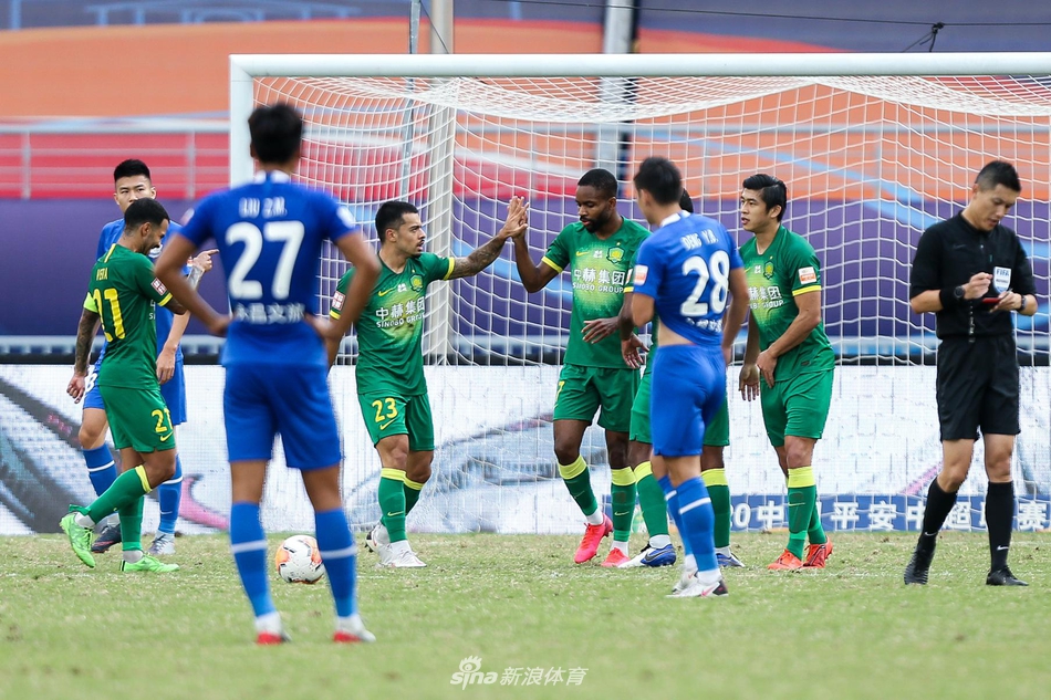 巴坎布与队友庆祝