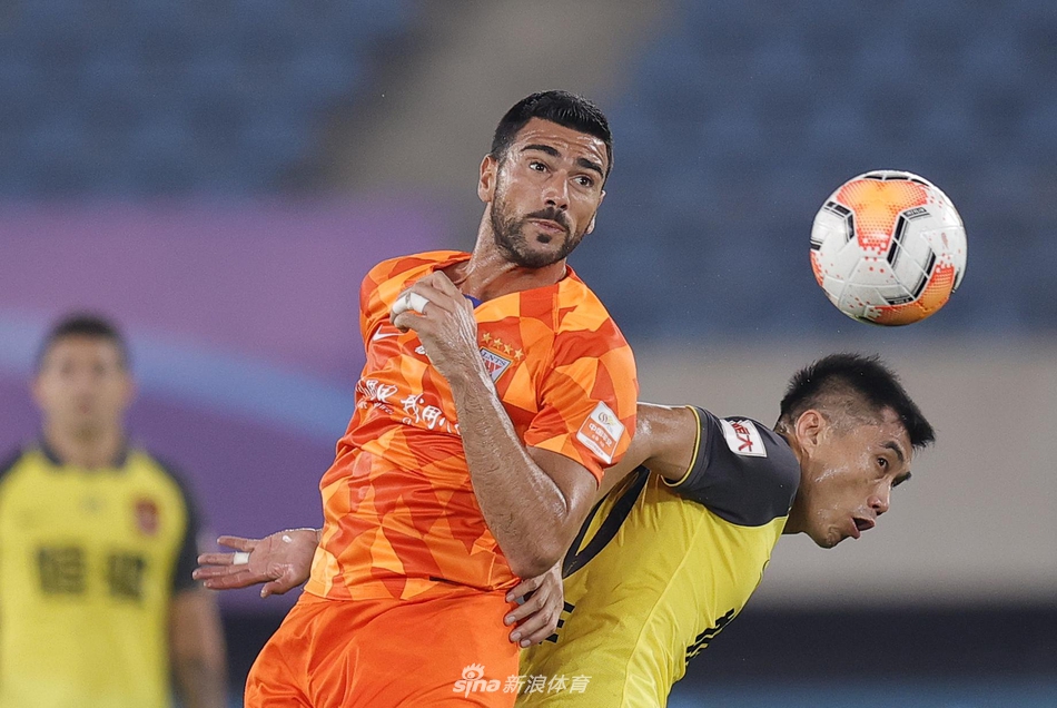 佩莱与郑智争头球