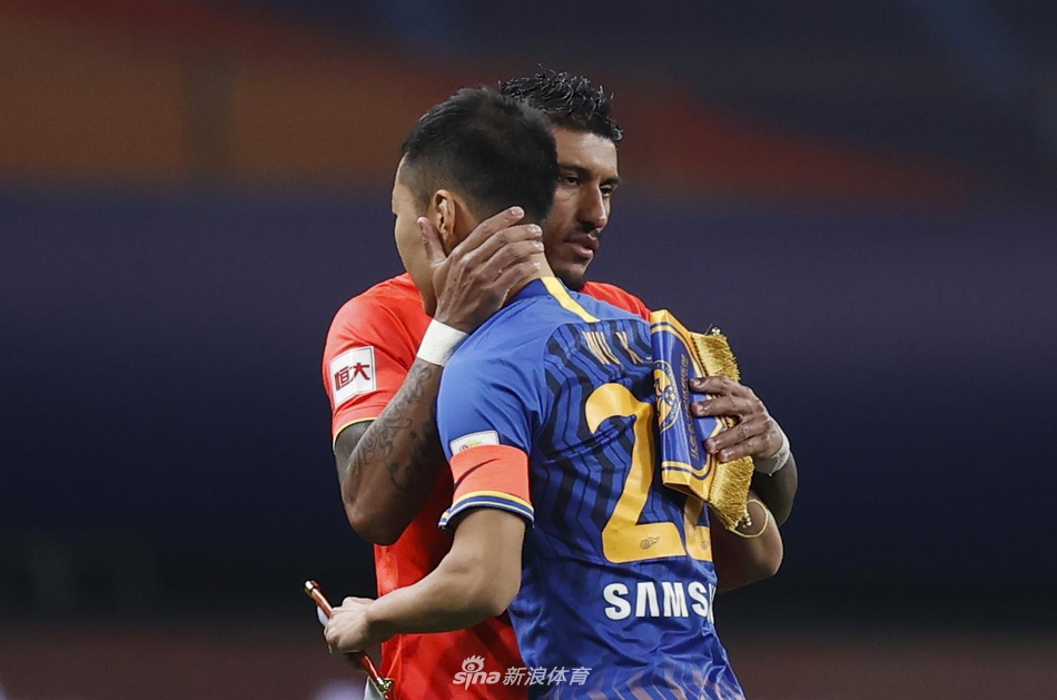 两队队长赛前拥抱