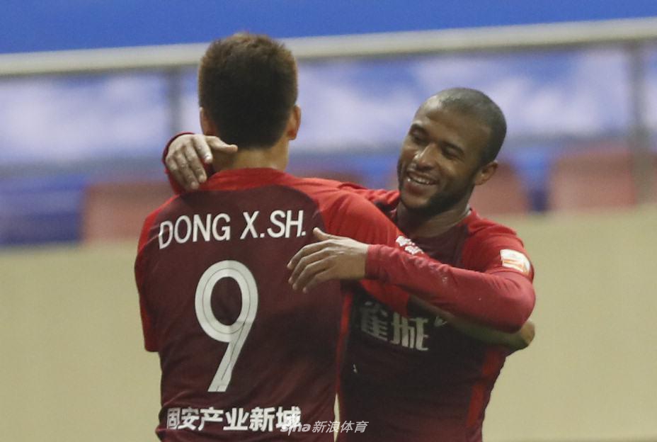 卡埃比与董学升庆祝