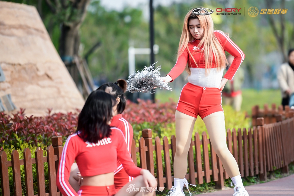 中原美女宝贝热舞助阵足金郑州站