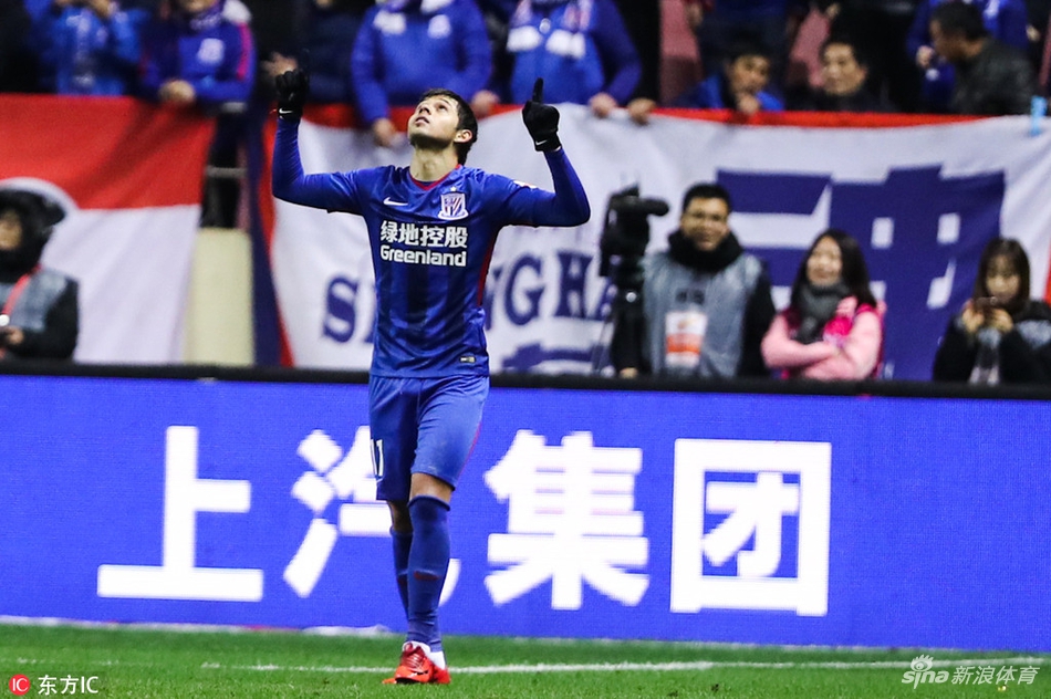 罗梅罗指天庆祝