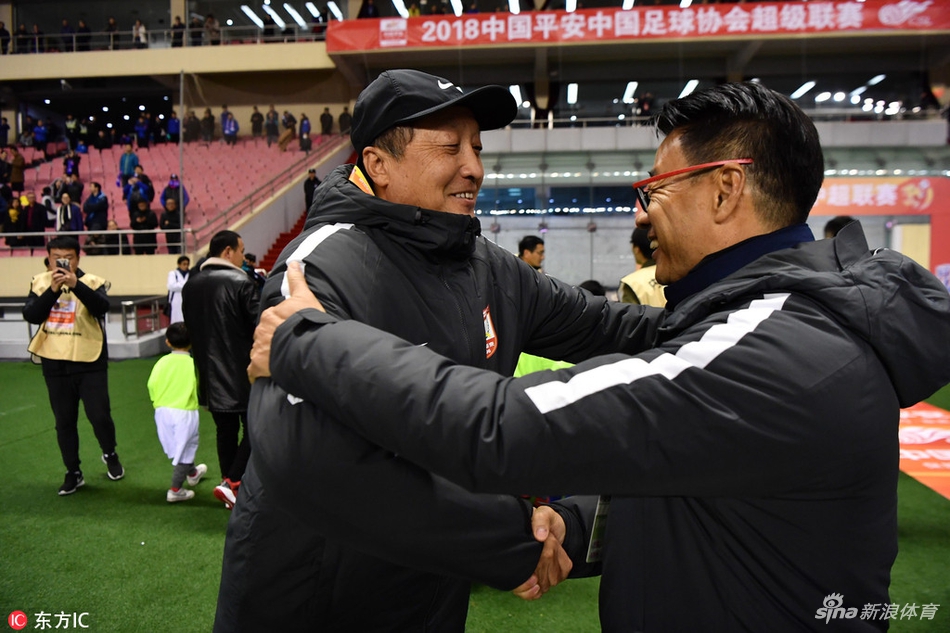 两主帅赛前握手