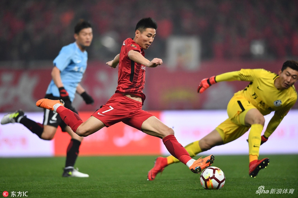 武磊起脚瞬间